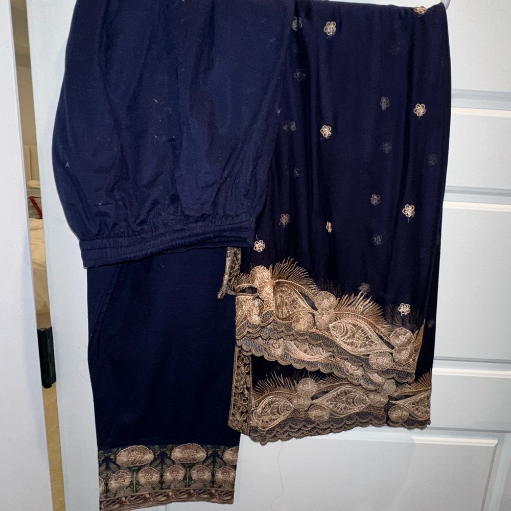 Lawn Pakistani Shalwar Kameez - Picture 3 of 3